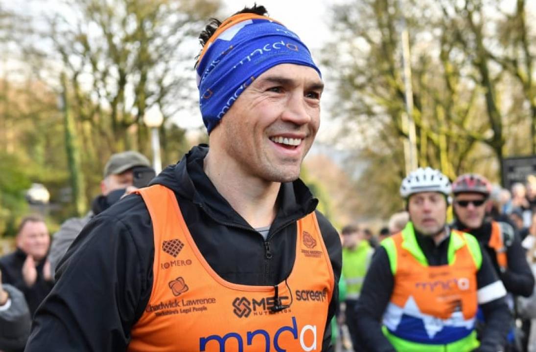 Rhinos hero Sinfield passes £300,000 MND fundraising mark in Birmingham fundraising leg